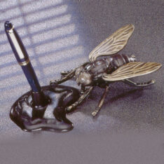 Fliege als Stifthalter