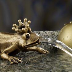 wasserspeiender Froschkönig