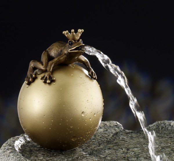 Froschkönig auf goldener Kugel
