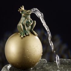Froschkönig auf goldener Kugel