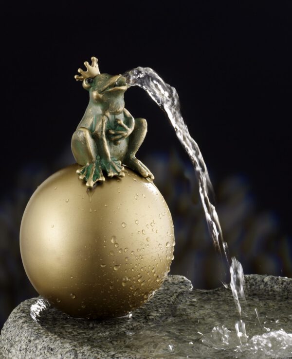 Froschkönig auf goldener Kugel