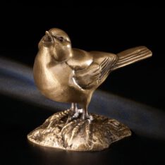 Vogel, stehend auf Sockel