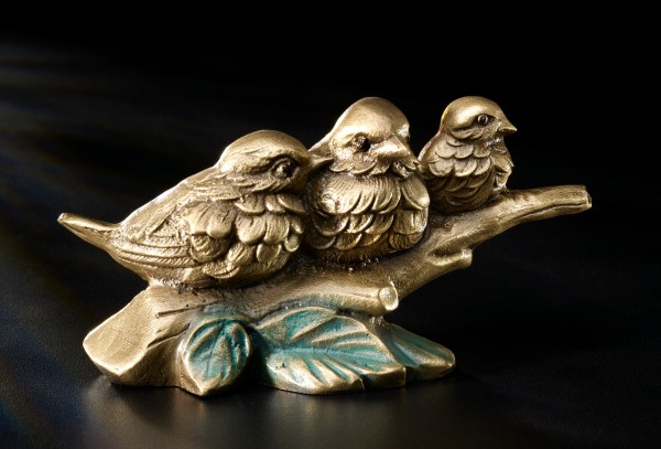 Vogelfamilie auf Ast