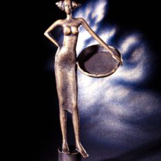 Frau mit Tablett , limitiert