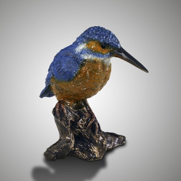 Eisvogel auf Stamm